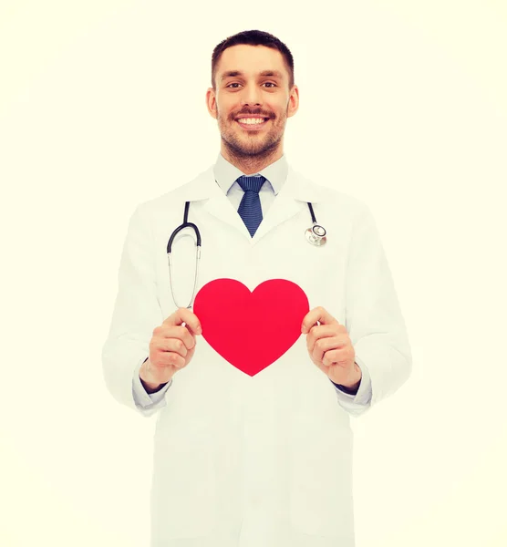 赤いハートと笑顔の男性医師 — ストック写真