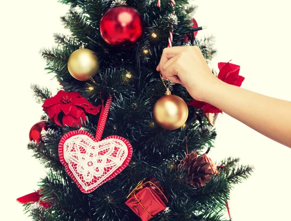 Primer plano de la mujer con la decoración del árbol de Navidad — Foto de Stock