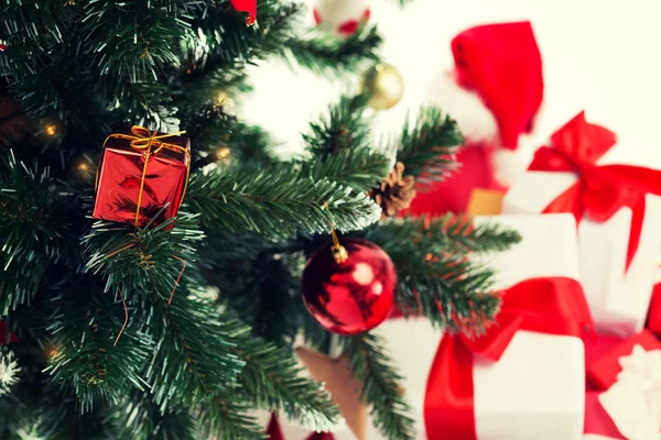 Perto da árvore de Natal e presentes — Fotografia de Stock