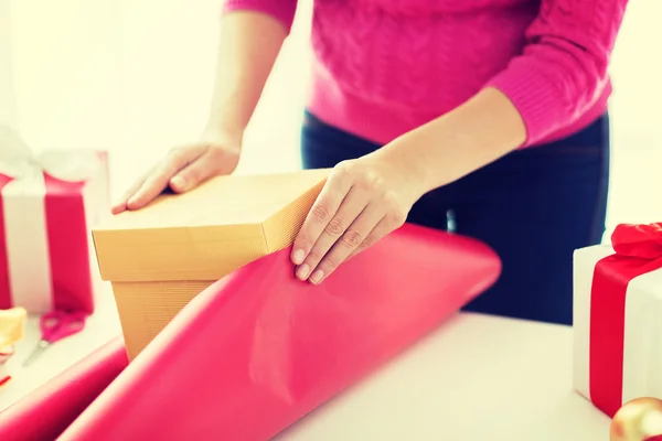 Primer plano de la mujer que adorna regalos de Navidad —  Fotos de Stock