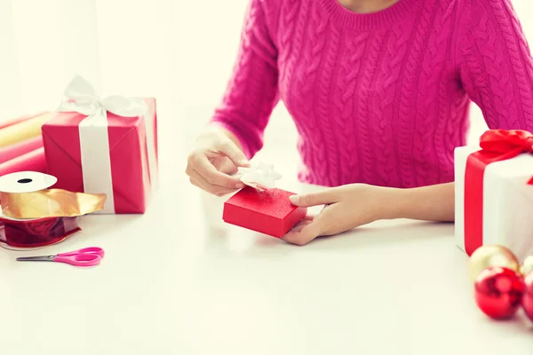 Primo piano di donna decorazione regali di Natale — Foto Stock