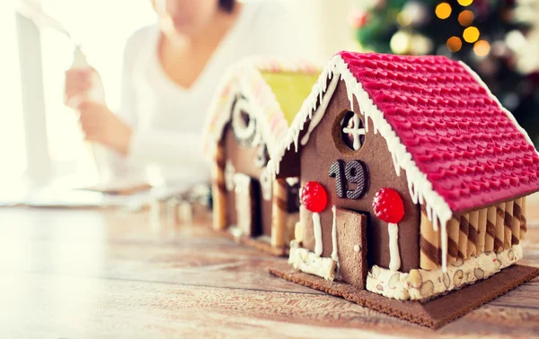 Close up of woman making gingerbread houses — Stock Photo, Image