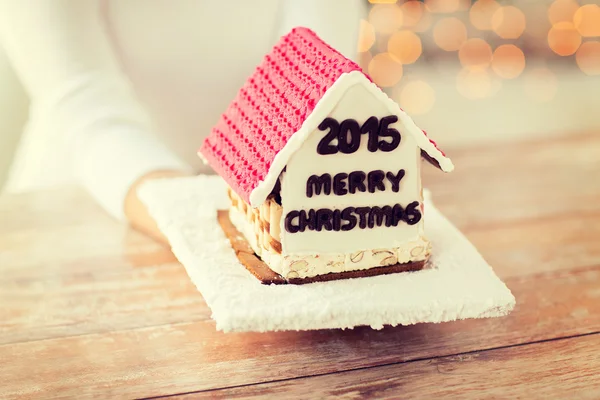 Kadın gösteren gingerbread evi yakın çekim — Stok fotoğraf