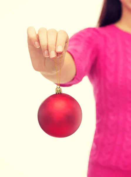 Close up de mulher em suéter com bola de Natal Imagem De Stock