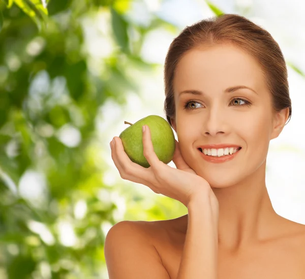 Giovane donna sorridente con mela verde — Foto Stock