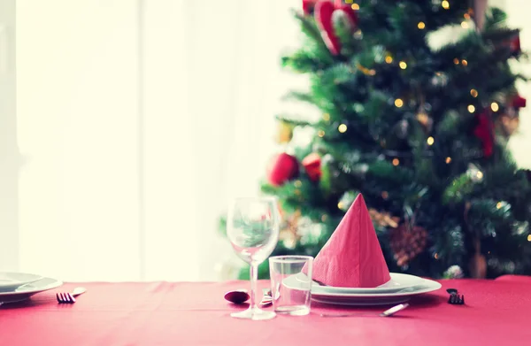 Zimmer mit Weihnachtsbaum und geschmücktem Tisch — Stockfoto