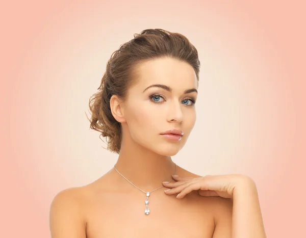 Schöne Frau trägt glänzende Diamant-Anhänger — Stockfoto