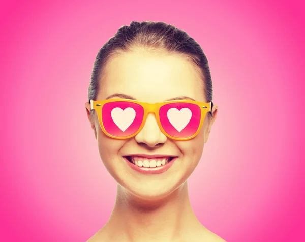 Χαμογελώντας εφηβικό κορίτσι στο ροζ γυαλιά ηλίου — Φωτογραφία Αρχείου
