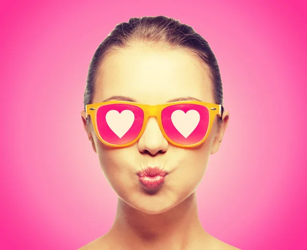 Girl in pink sunglasses blowing kiss — Stock Photo, Image