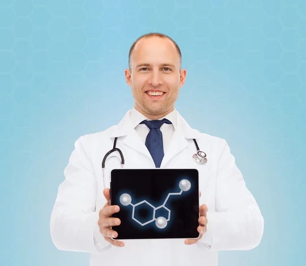 Lachende mannelijke arts met tablet pc-scherm — Stockfoto