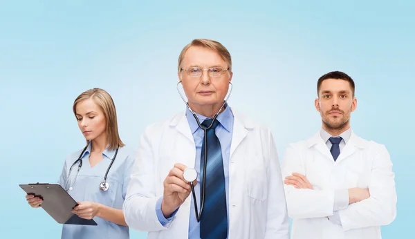 Grupa lekarzy ze schowka i Stetoskopy — Zdjęcie stockowe