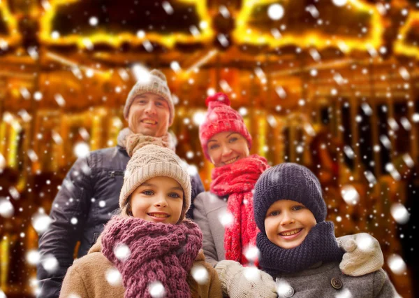 Familia feliz al aire libre — Foto de Stock