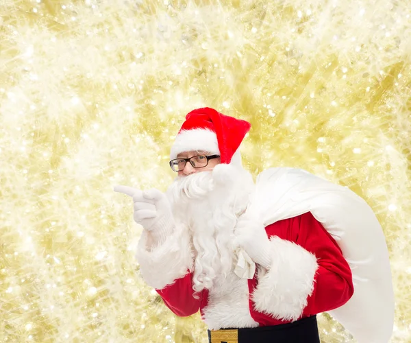 Homme en costume de Père Noël claus avec sac — Photo