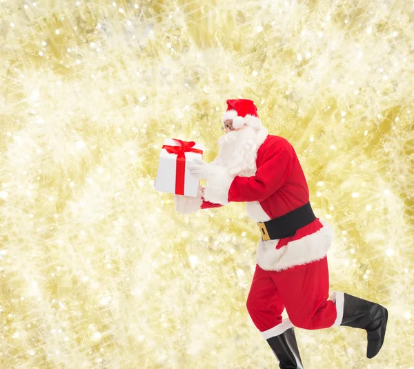 Homme en costume de Père Noël claus avec boîte cadeau — Photo