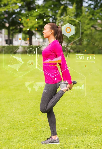 Mujer sonriente estirando la pierna al aire libre — Foto de Stock