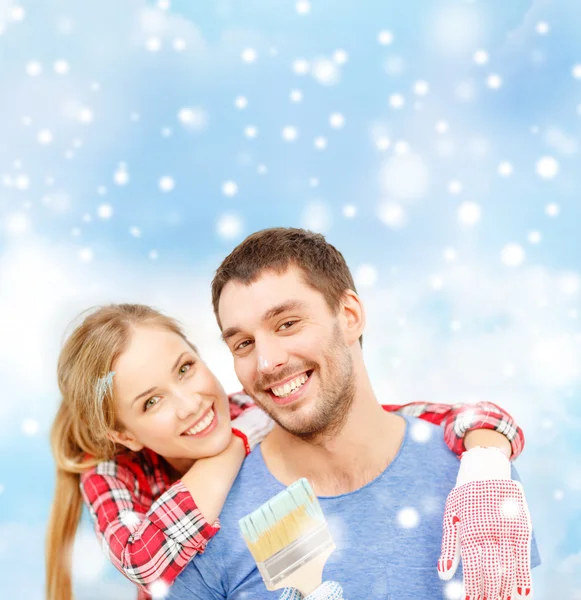 Casal sorridente com pincel — Fotografia de Stock