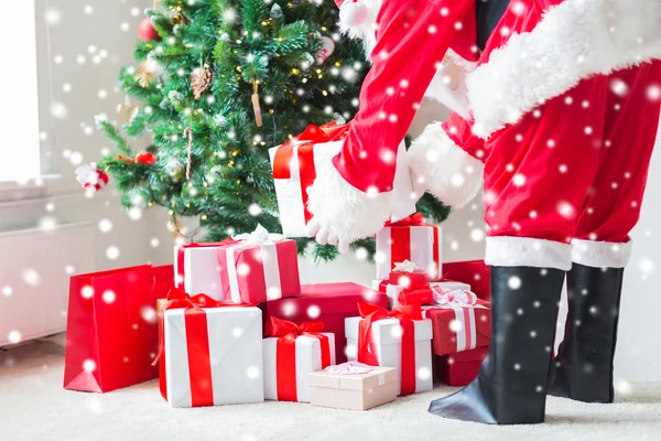 Primer plano de santa claus con regalos —  Fotos de Stock