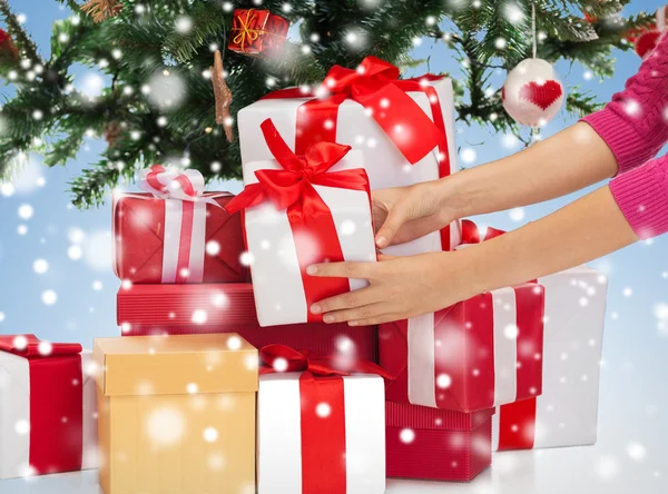 Gros plan de la femme avec des cadeaux et arbre de Noël — Photo