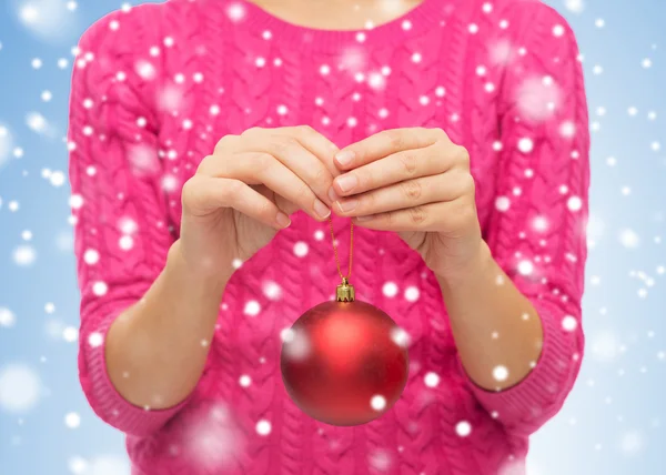 Primo piano di donna in maglione con palla di Natale — Foto Stock