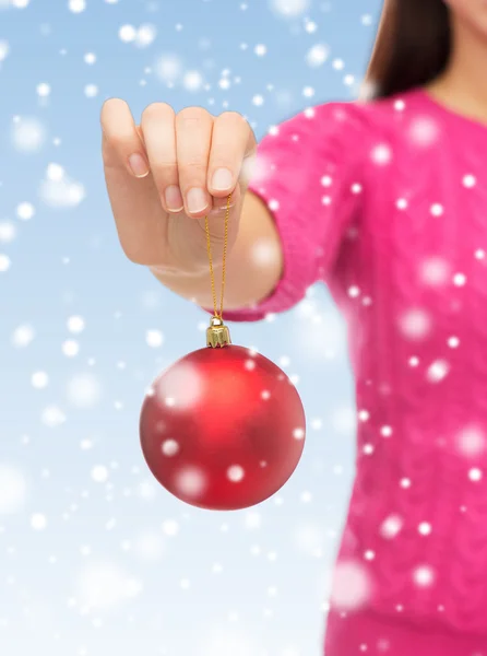 Close up de mulher em suéter com bola de Natal — Fotografia de Stock