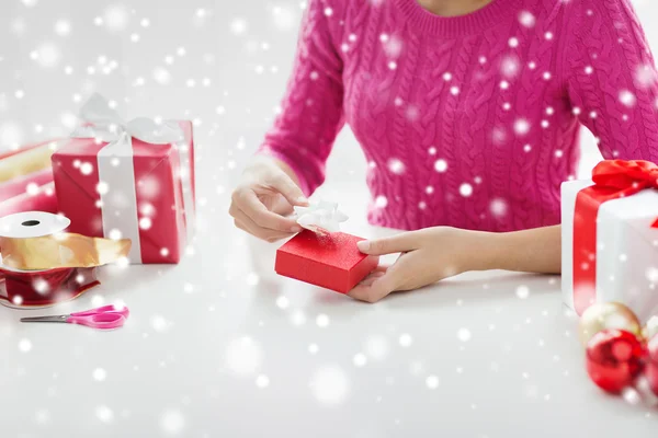 Close up van vrouw die decoreren kerstcadeautjes — Stockfoto