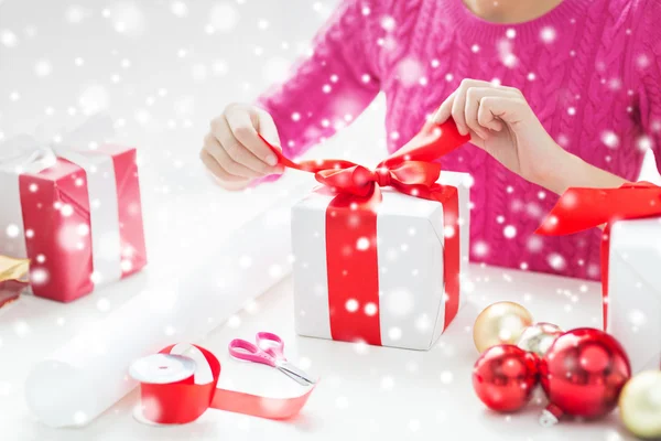 Primo piano di donna decorazione regali di Natale — Foto Stock