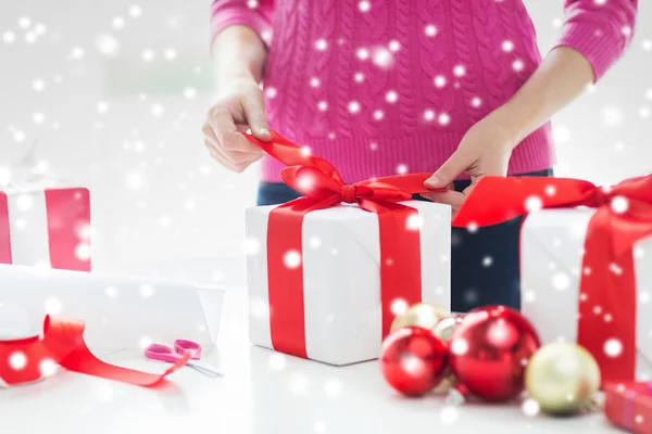 Close up van vrouw die decoreren kerstcadeautjes — Stockfoto