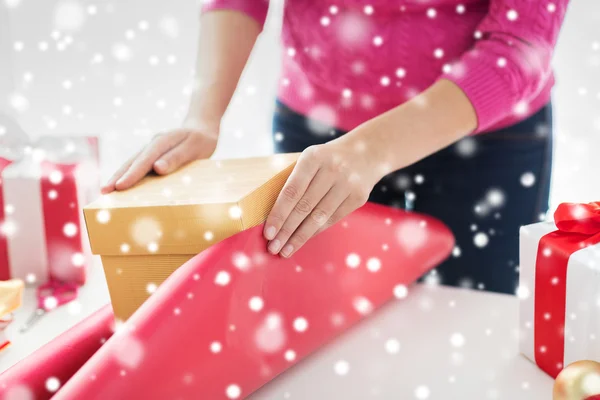 Primer plano de la mujer que adorna regalos de Navidad — Foto de Stock