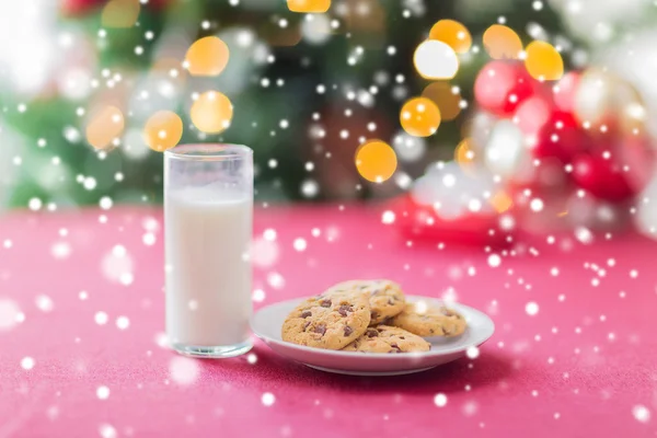 Close up of cookies and milk glass on table — Stock Photo, Image