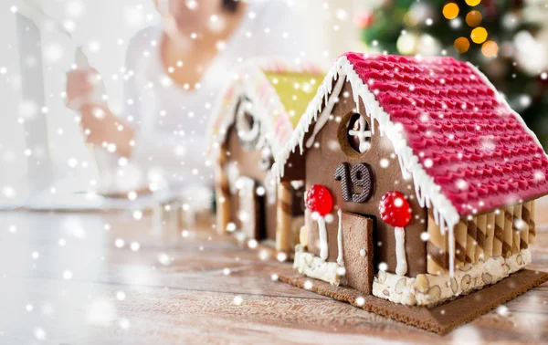 Close up of woman making gingerbread houses — Stock Photo, Image