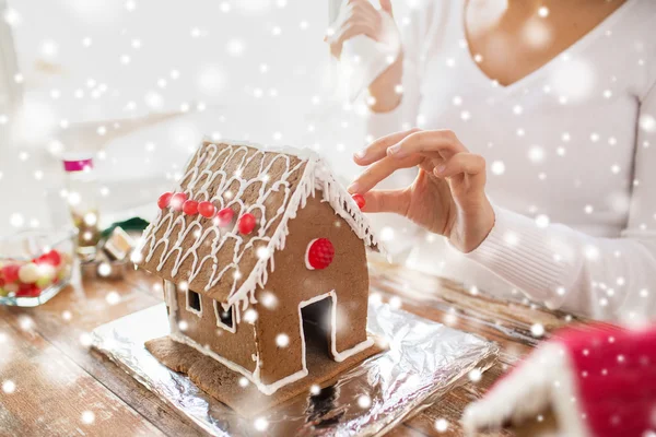 Nahaufnahme einer Frau, die Lebkuchenhäuser herstellt — Stockfoto