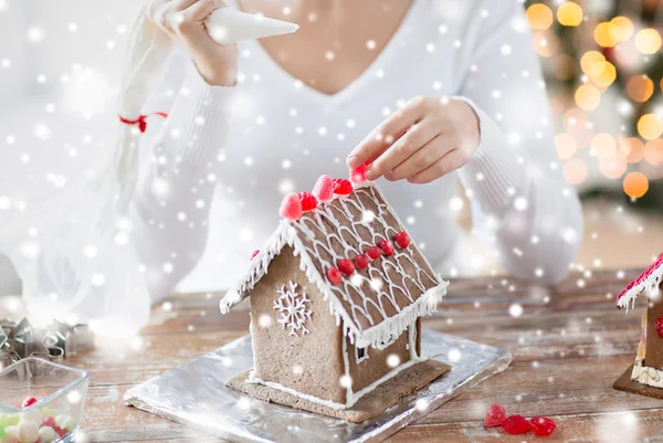 Nahaufnahme einer Frau, die Lebkuchenhäuser herstellt — Stockfoto