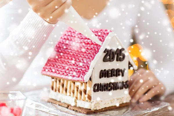 Nahaufnahme einer Frau, die Lebkuchenhäuser herstellt — Stockfoto