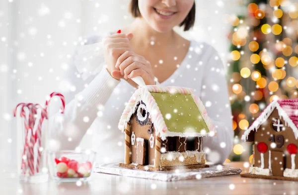 Nahaufnahme einer Frau, die Lebkuchenhäuser herstellt — Stockfoto