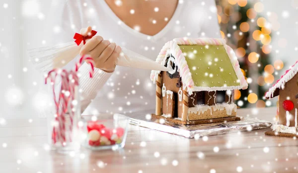 Close up of woman making gingerbread houses — Stock Photo, Image