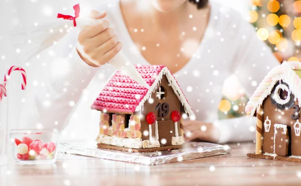 Close up of woman making gingerbread houses — Stock Photo, Image