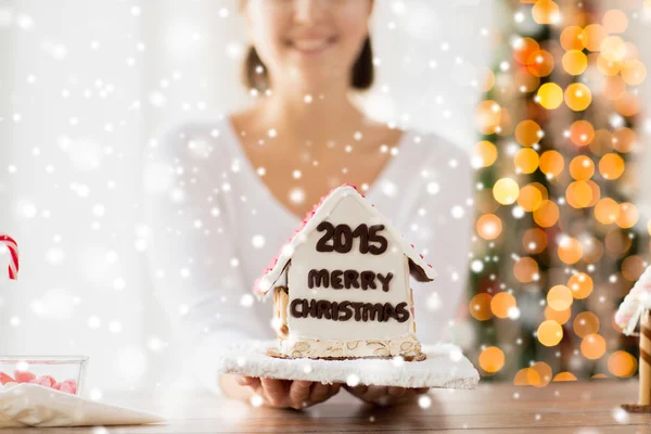 Kadın gösteren gingerbread evi yakın çekim — Stok fotoğraf