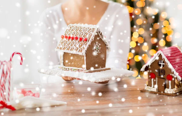 Nahaufnahme einer Frau mit Lebkuchenhaus — Stockfoto