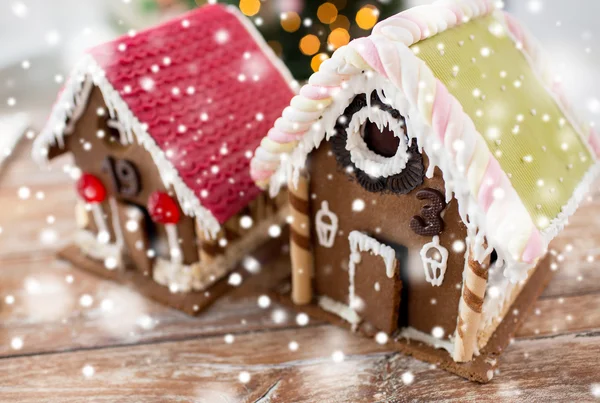 Nahaufnahme schöner Lebkuchenhäuser zu Hause — Stockfoto