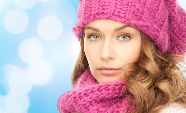 Nahaufnahme einer jungen Frau in Winterkleidung — Stockfoto