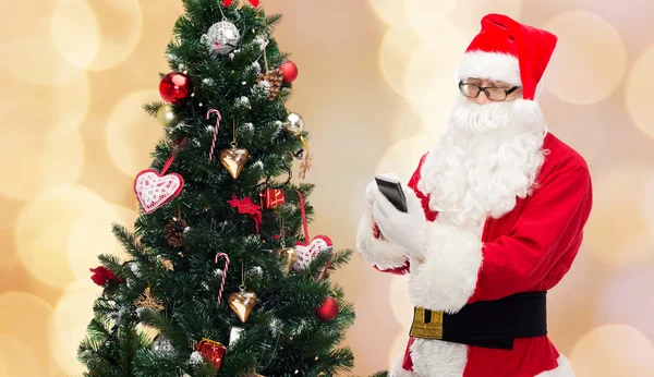 Noel Baba ile smartphone ve Noel ağacı — Stok fotoğraf