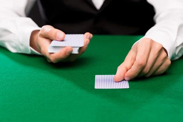 Holdem dealer met speelkaarten — Stockfoto