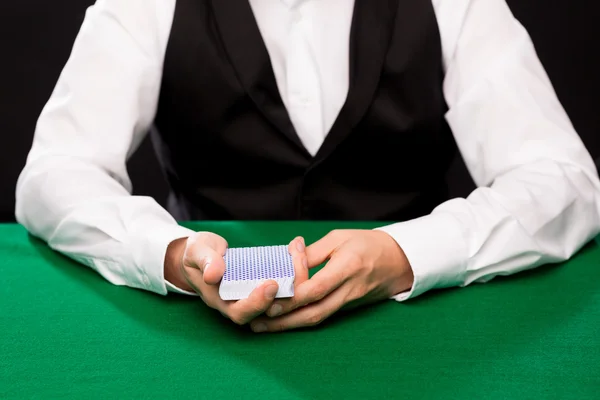 Negociante holdem com cartas de baralho — Fotografia de Stock