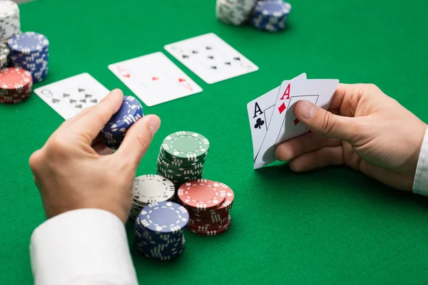 Kartları ve fiş casino poker oyuncusu — Stok fotoğraf