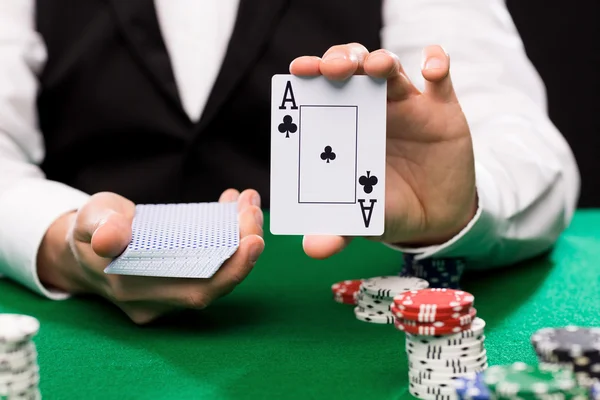 Distribuidor Holdem con cartas de juego y fichas de casino —  Fotos de Stock