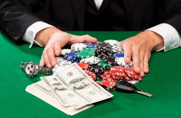 Pokerspeler met chips en geld in casino tafel — Stockfoto