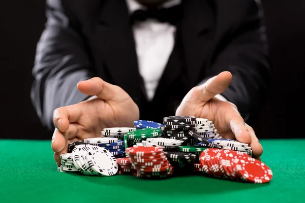 Pokerspeler met chips in casino tafel — Stockfoto