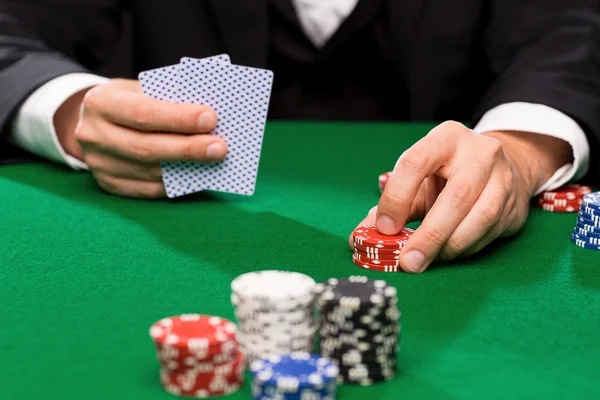 Giocatore di poker con carte e fiches al casinò — Foto Stock