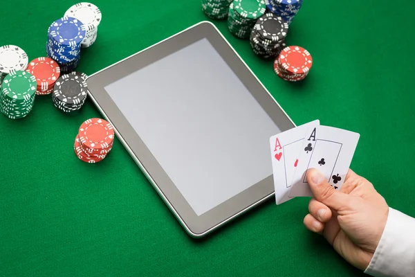 Casino-Pokerspieler mit Karten, Tablet und Chips — Stockfoto