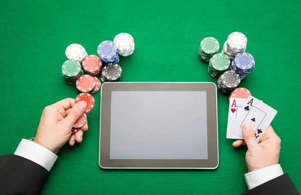 Jugador de poker casino con cartas, tabletas y fichas — Foto de Stock